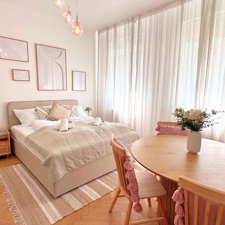 Cozy Apartment In Quiet Location, Fast Train Station 100M Away, Contactless Check-In Wien Eksteriør billede