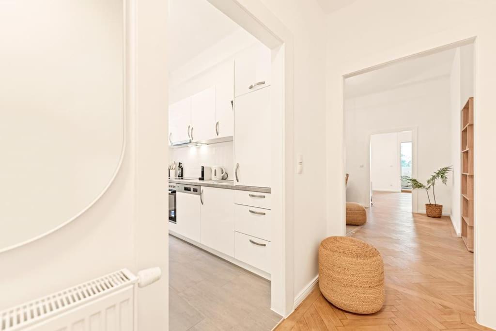 Cozy Apartment In Quiet Location, Fast Train Station 100M Away, Contactless Check-In Wien Eksteriør billede