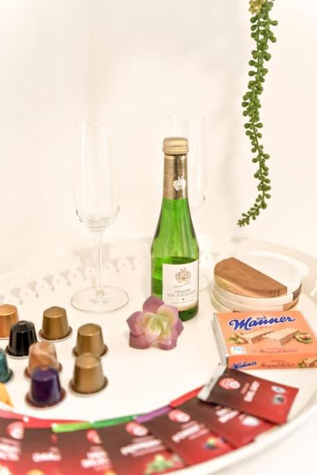 Cozy Apartment In Quiet Location, Fast Train Station 100M Away, Contactless Check-In Wien Eksteriør billede