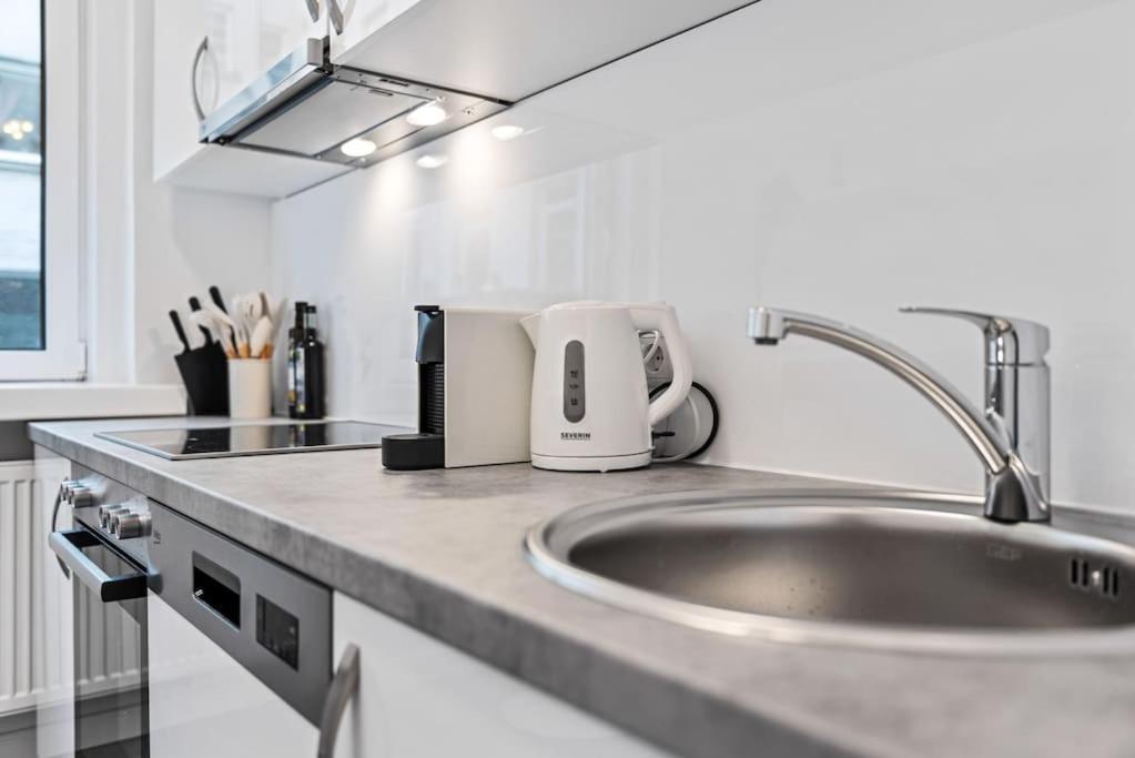 Cozy Apartment In Quiet Location, Fast Train Station 100M Away, Contactless Check-In Wien Eksteriør billede