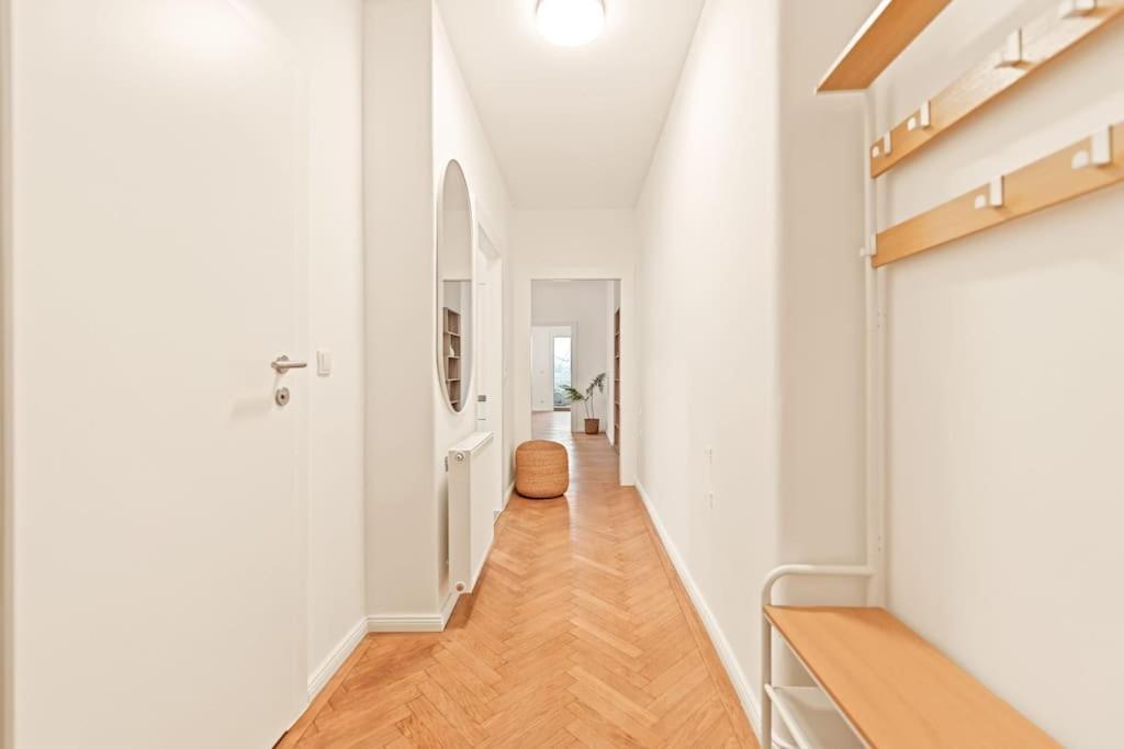 Cozy Apartment In Quiet Location, Fast Train Station 100M Away, Contactless Check-In Wien Eksteriør billede