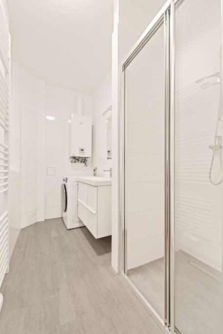 Cozy Apartment In Quiet Location, Fast Train Station 100M Away, Contactless Check-In Wien Eksteriør billede