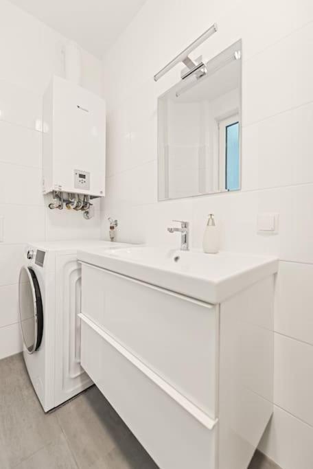 Cozy Apartment In Quiet Location, Fast Train Station 100M Away, Contactless Check-In Wien Eksteriør billede