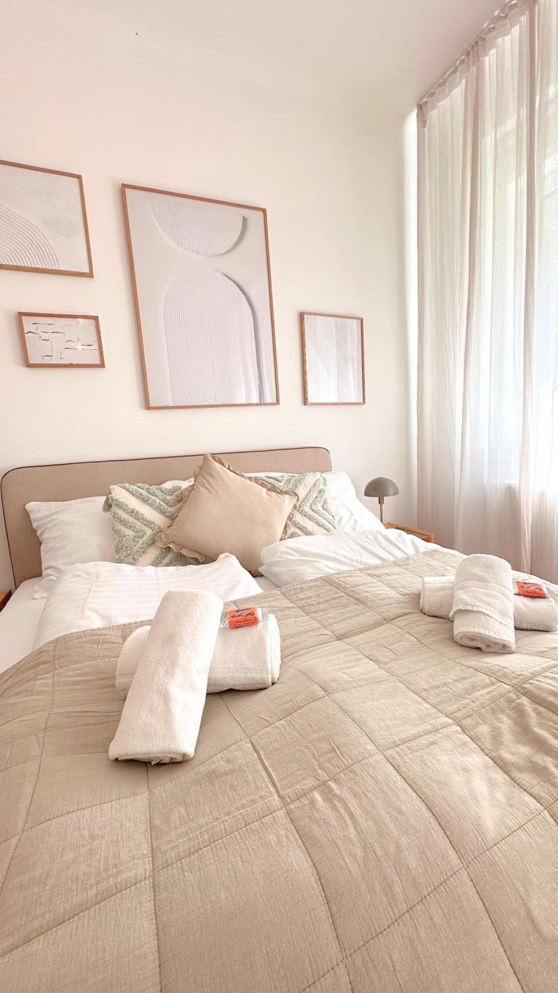 Cozy Apartment In Quiet Location, Fast Train Station 100M Away, Contactless Check-In Wien Eksteriør billede