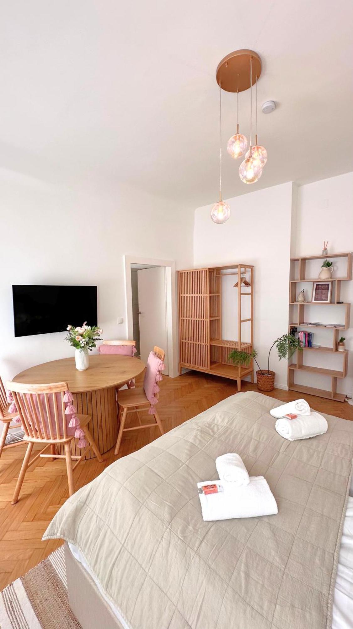 Cozy Apartment In Quiet Location, Fast Train Station 100M Away, Contactless Check-In Wien Eksteriør billede